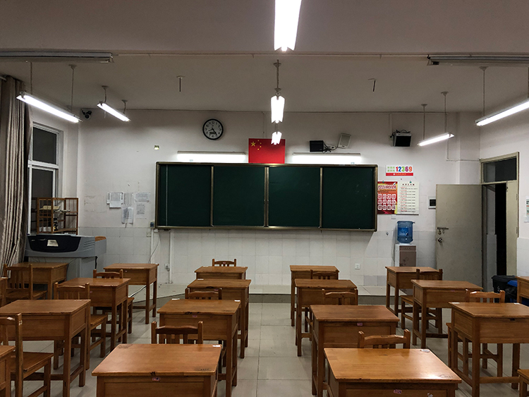貴陽市觀山湖區(qū)第一高級(jí)中學(xué)護(hù)眼教室燈光改造前